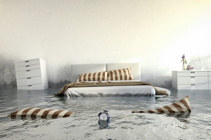 Zimmer mit Bett voll Wasser