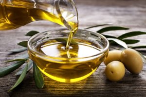 Eine Schüssel Olivenöl