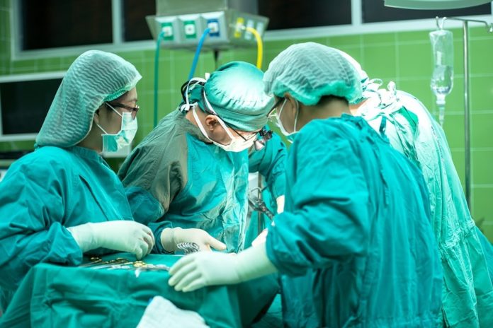 Chirurgen bei Operation