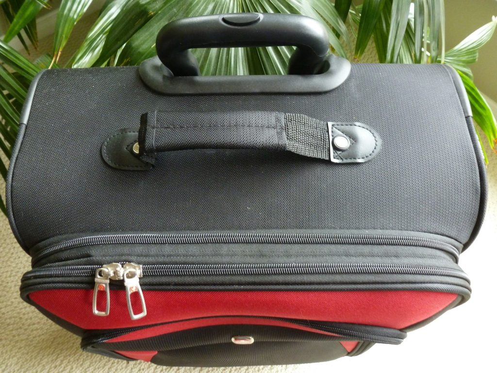 Koffer in den Farben Rot und Schwarz