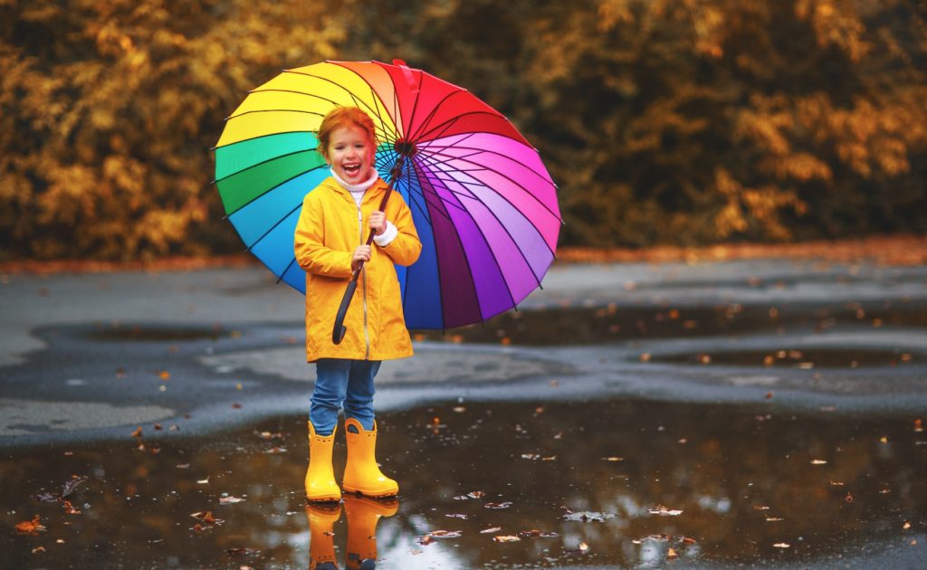 Mädchen mit buntem Regenschirm