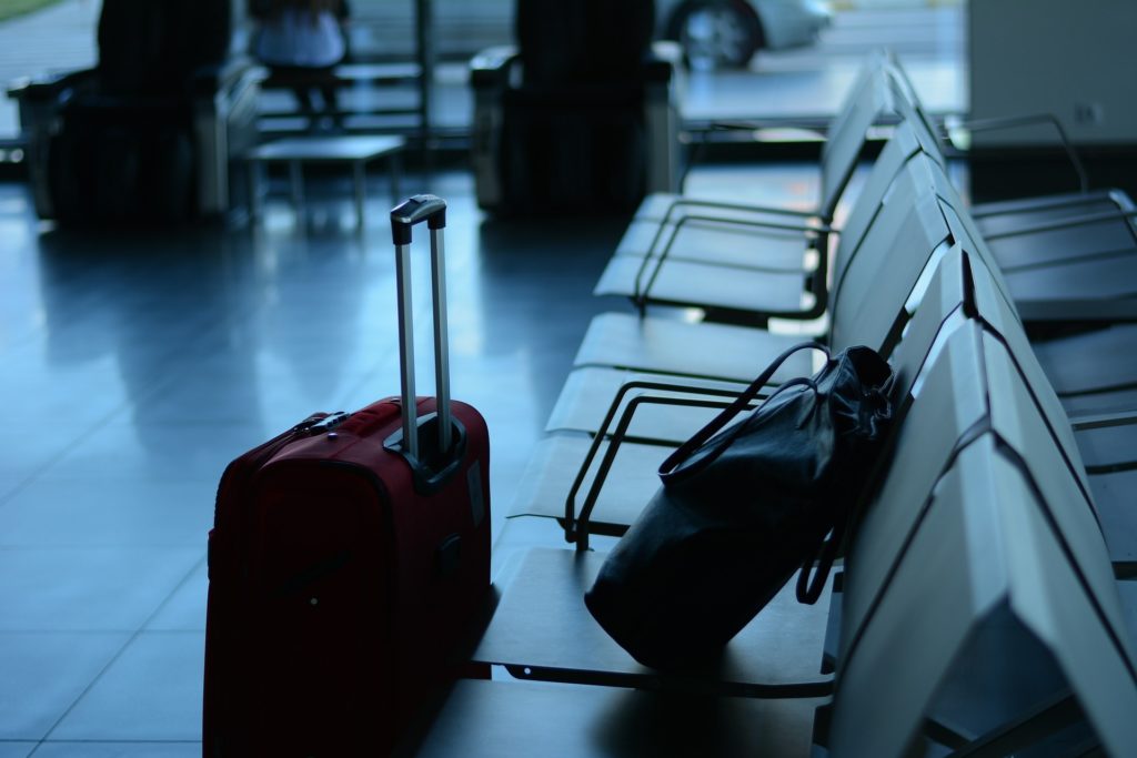 Koffer und Tasche am Flughafen
