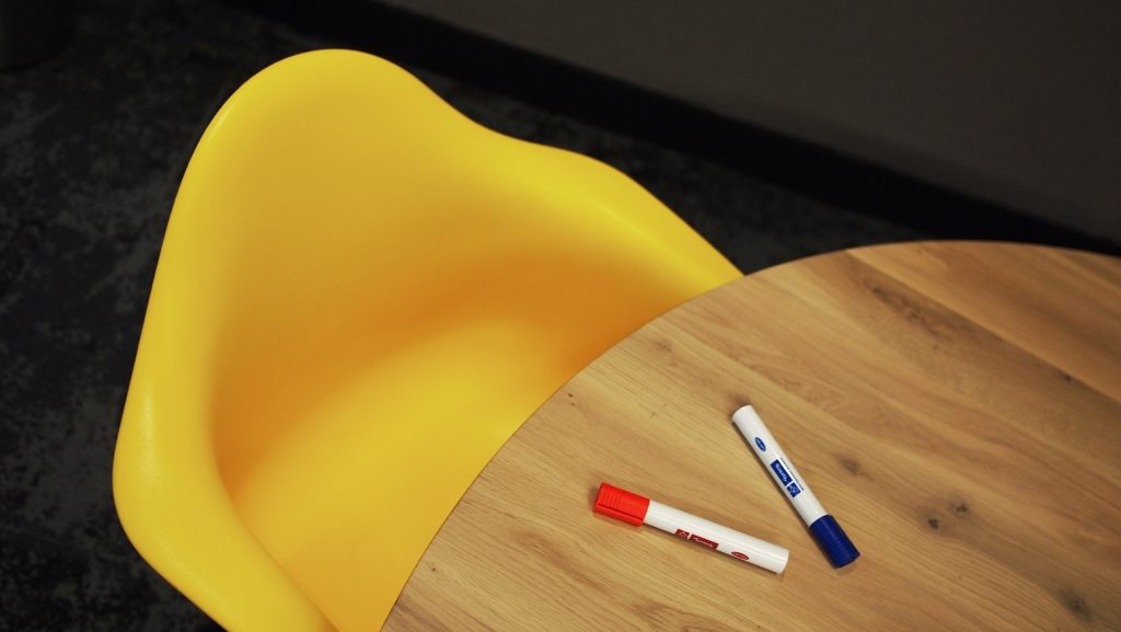 Gelber Stuhl und Tisch