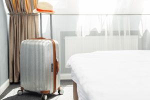 Silberner Koffer im Hotelzimmer